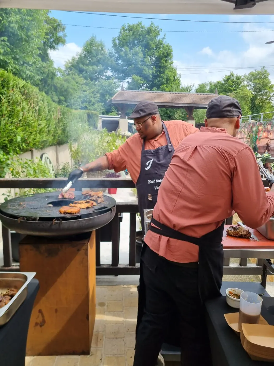 L'équipe Teemout's Truck autour d'une grande paella