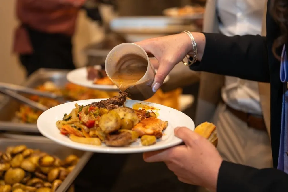 Plat chaud servi avec sauce : buffet traiteur Teemout's Truck