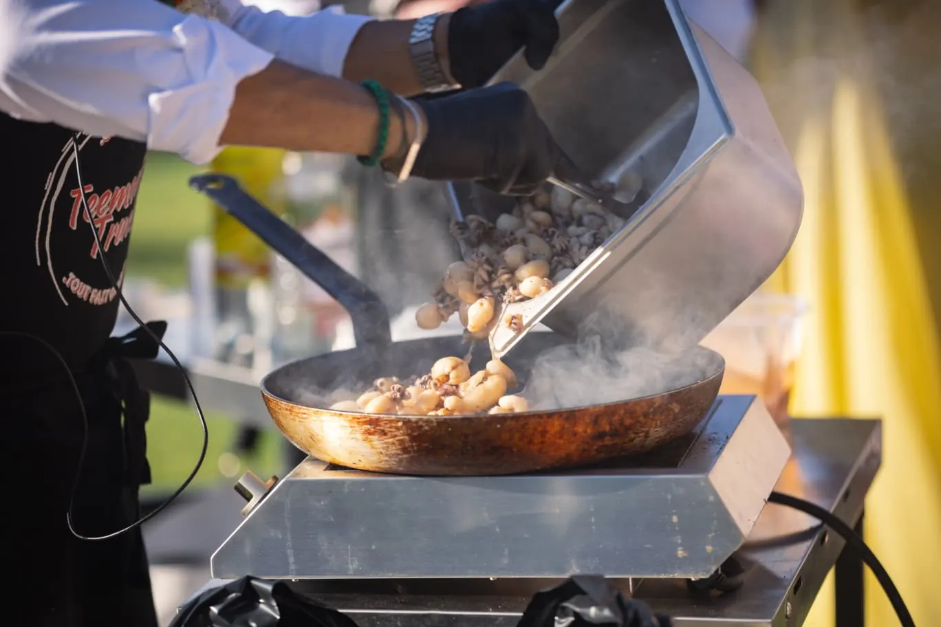 Service de plateaux lors d'un cocktail buffet Teemout's Truck en plein air