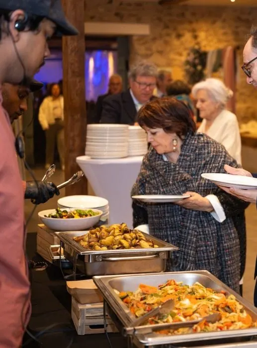 Service buffet en salle de réception : chef Teemout's Truck et invités