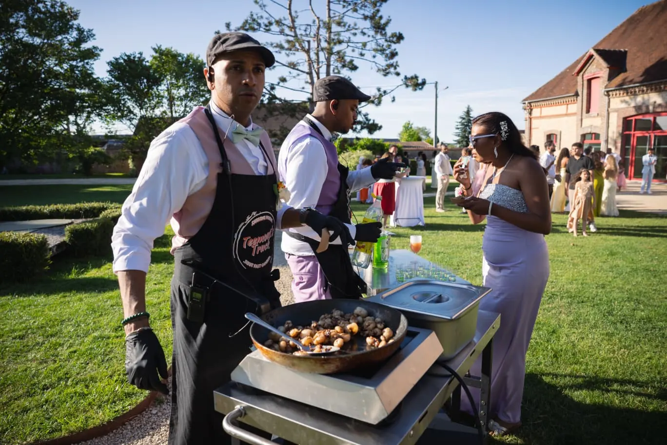 Équipe Teemout's Truck en live cooking lors d'un mariage