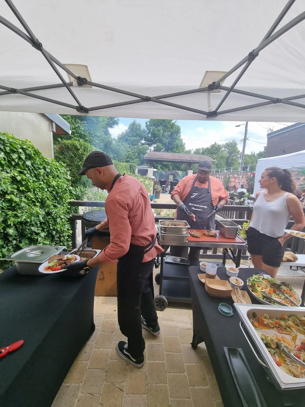 Invitée tenant son assiette : buffet Teemout's Truck