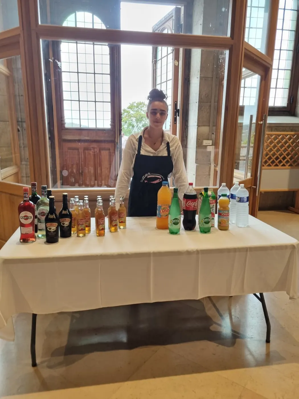 Chef Teemout's Truck servant des shots aux invités