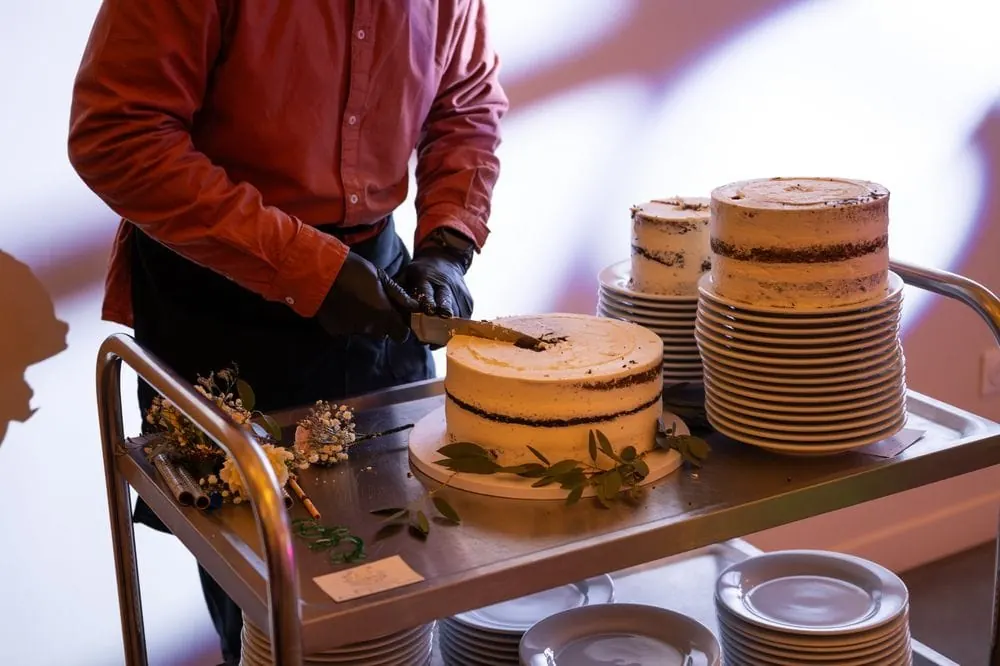 Chef Teemout's Truck découpant le gâteau de mariage lors d'un buffet de réception