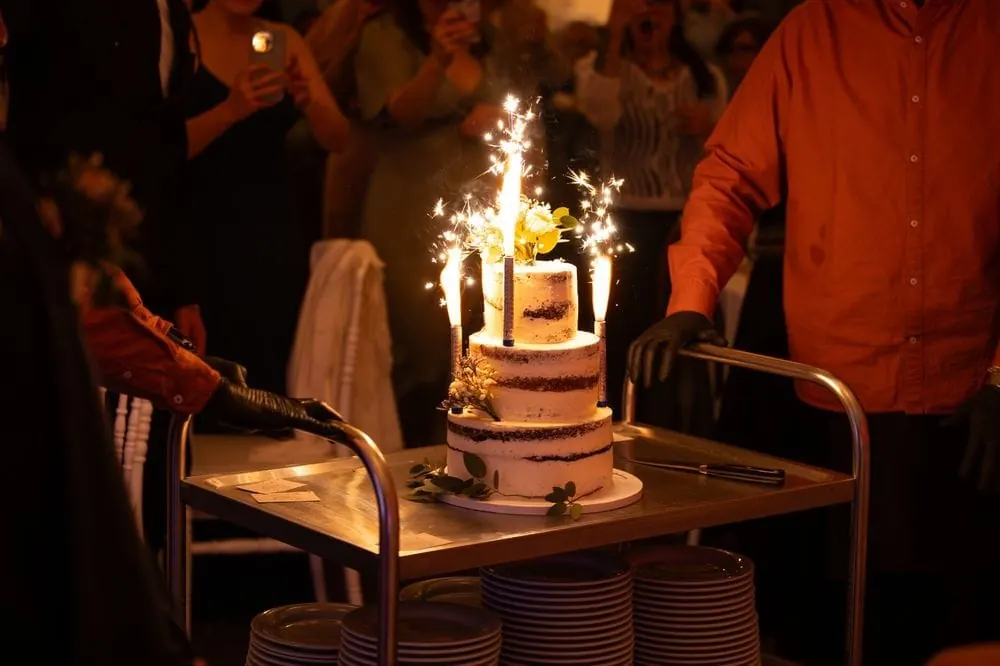 Gâteau de mariage avec sparklers : moment festif lors d'une réception